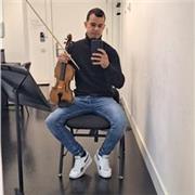Profesor de violín a todas las edades y niveles, enseño piano complementario y guitarra a principiantes.